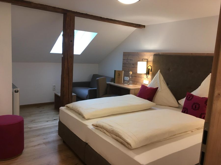 Einzelzimmer mit Holzwänden in der Unterkunft im Tannheimer Tal