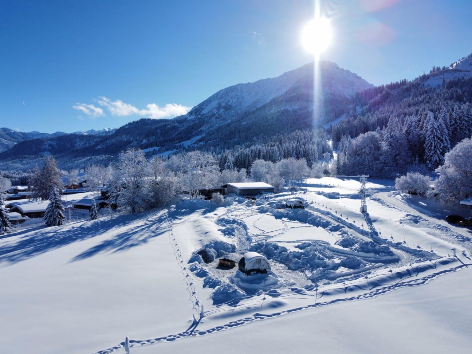 Verschneites Tannheimer Tal aus der Luft