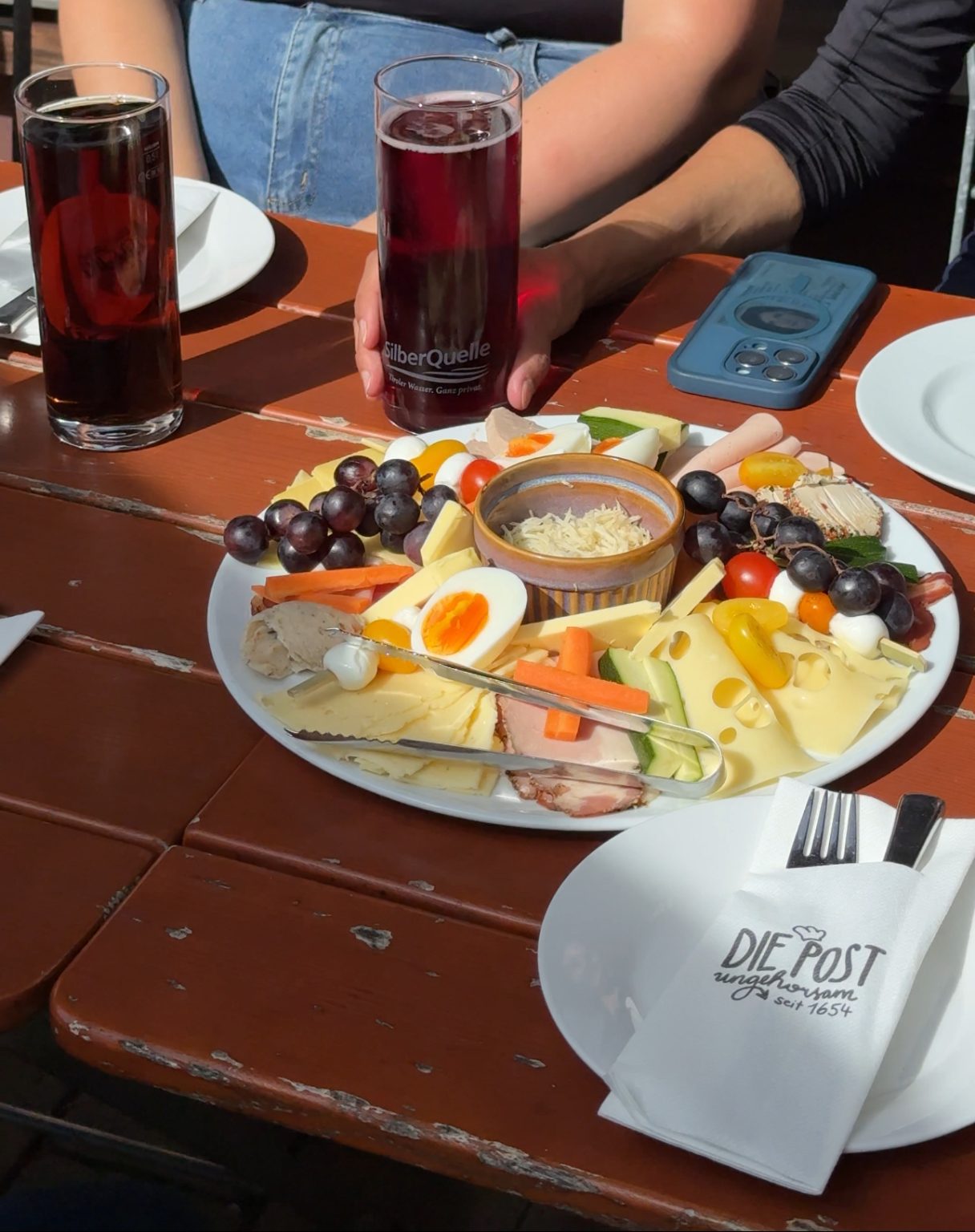 Traditionelle Brotzeitplatte mit Käse, Schinken und Ei